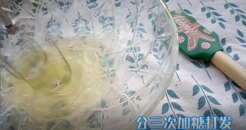 基础新手戚风蛋糕详细做法(视频菜谱),分三次加糖打发 打至粗泡时放第二次糖