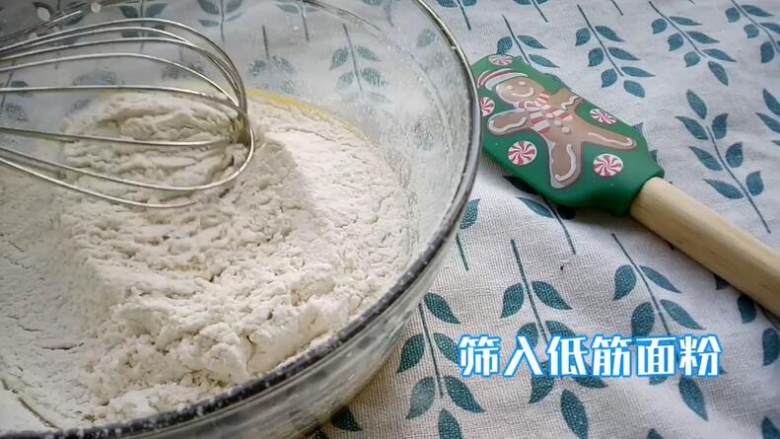 基础新手戚风蛋糕详细做法(视频菜谱),筛入低筋面粉 筛这一步不能忽略 如果不过筛面糊就不细腻了 会有颗粒