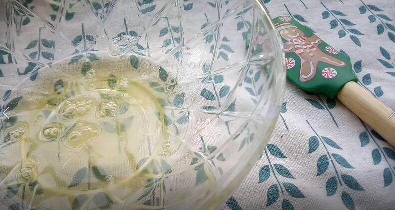 基础新手戚风蛋糕详细做法(视频菜谱),蛋清加入几滴柠檬汁或者是白醋去腥(可有可没有) 放三分之一的糖进行打发