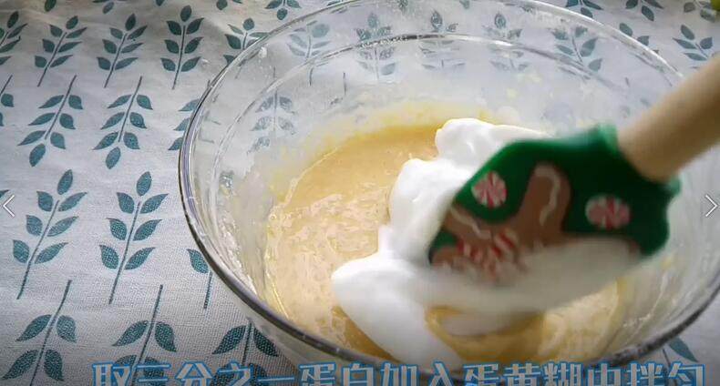 基础新手戚风蛋糕详细做法(视频菜谱),取三分之一的蛋白霜加入到蛋黄糊中 用炒菜的手法 z字拌 切板 翻拌都可以(注意不要画圈!会使蛋糕糊消泡)