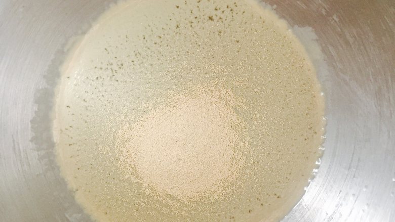 肠仔包,搅拌盆加入180g温水、加入酵母粉,静置5分钟;筛入面粉、加入鸡蛋、盐、<a style='color:red;display:inline-block;' href='/shicai/ 10588'>糖</a>;