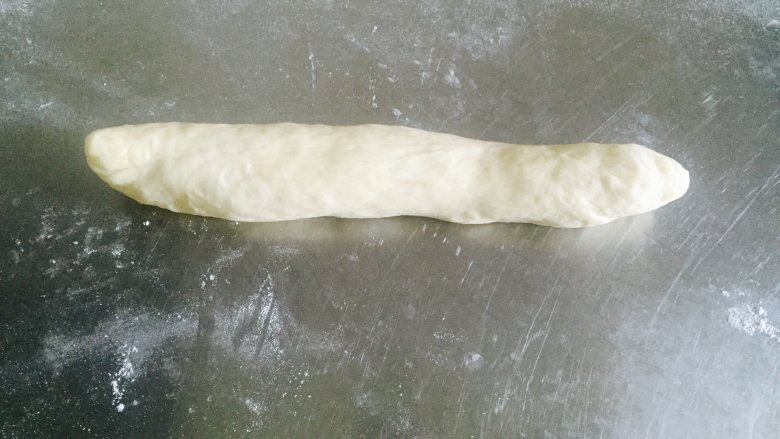 肠仔包,用两手掌轻轻搓均匀、揉成长条,尽量是两头尖中间粗的