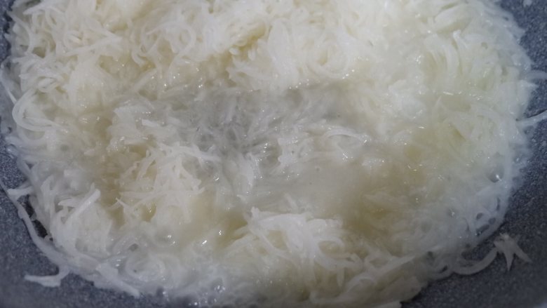广式腊味萝卜糕,然后加入预留的100ml水煮沸