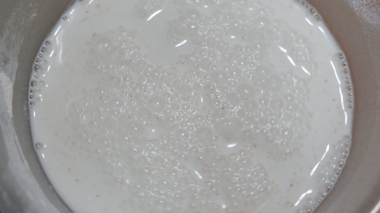 广式腊味萝卜糕,加入350ml水混合均匀,制成粉浆
(食材总量是450ml的水,预留100ml备用)