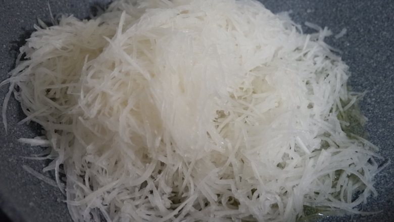 广式腊味萝卜糕,加入萝卜丝,先将萝卜丝超软
