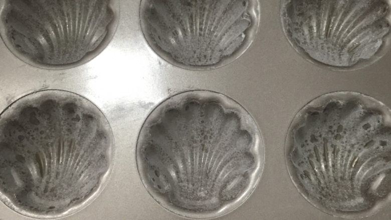 百变水果+百香果玛德琳,模具抹上融化黄油,筛入少许低粉防粘。