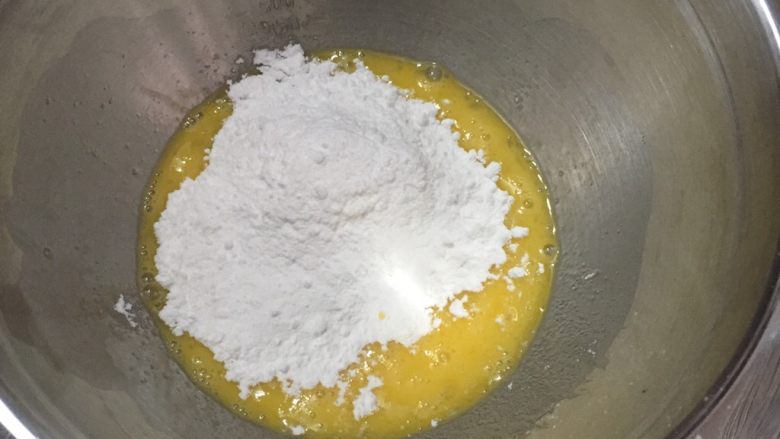 百变水果+百香果玛德琳,鸡蛋打散放入细砂糖。