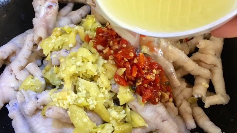 柠檬泡椒凤爪,准备好的佐料倒入,柠檬汁倒入