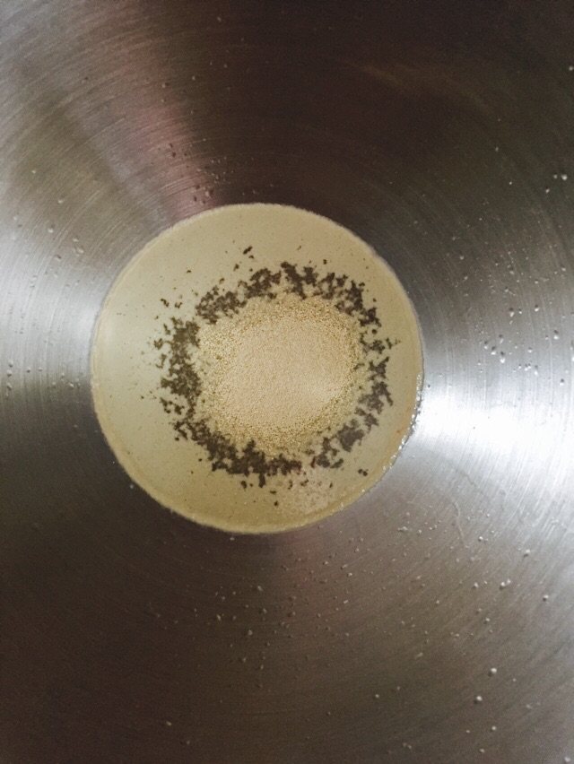 豆沙毛毛虫, 搅拌盆加入180g温水,加入6g酵母粉,静置5分钟