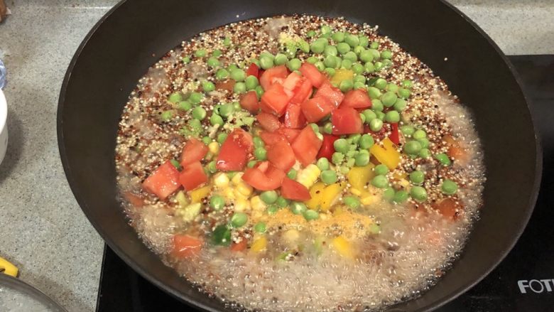 墨西哥风味藜麦饭,再加入西红柿丁.