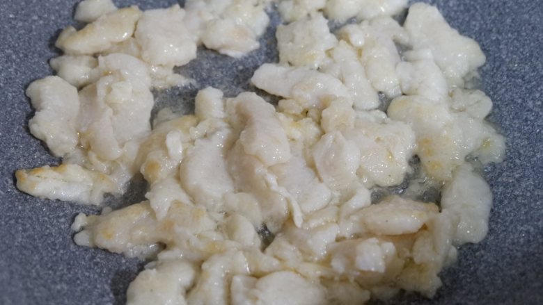 龙利鱼嫩滑蛋,炒熟后,捞出沥油备用