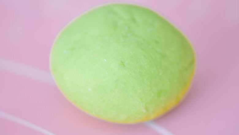 念念不忘 五彩蔬菜圆子,山药面团,取出一部分,放入青菜汁,揉匀,搓成绿色团。