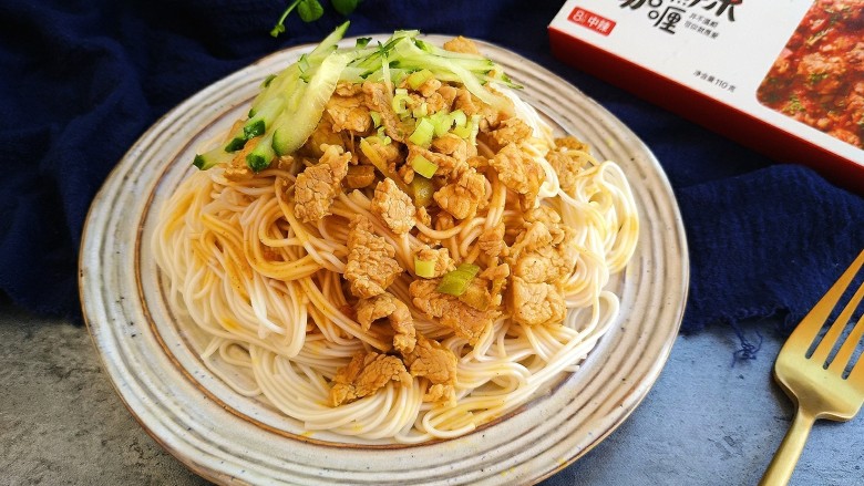 咖喱肉丁面,把煮好的咖喱肉丁浇在面条上,再放一些黄瓜丝