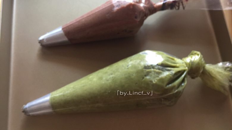 圣诞节树曲奇饼干,然后分别装进装了裱花嘴的裱花袋里放置10分钟,裱花嘴我选用的是八齿的和菊花型的