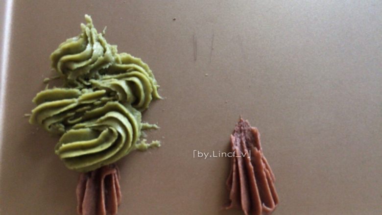圣诞节树曲奇饼干,接着用可可的挤出树干,抹茶的挤出作为圣诞树的叶子部分