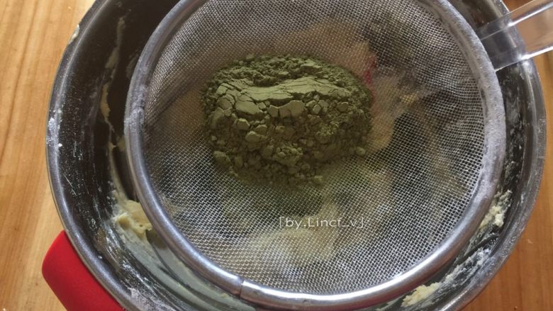 圣诞节树曲奇饼干,较多的一份过筛加入抹茶粉拌至均匀