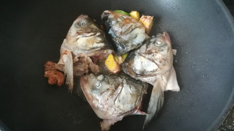 一学就会的,酸爽可口,驱寒暖胃的酸菜鱼头汤,颜色有点变白后,给鱼头翻个身,继续煎。
这样做是为了让汤汁更浓白。
