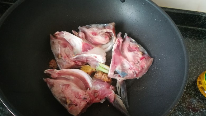 一学就会的,酸爽可口,驱寒暖胃的酸菜鱼头汤,炒出香味后加入处理干净的鱼头稍微翻炒后,加入几滴<a style='color:red;display:inline-block;' href='/shicai/ 864'>蒸鱼豉油</a>,煎一会儿。