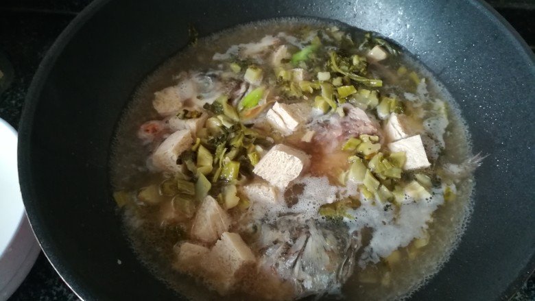 一学就会的,酸爽可口,驱寒暖胃的酸菜鱼头汤,煮个2分钟后,加入酸菜和豆腐,继续焖煮。