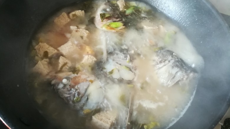 一学就会的,酸爽可口,驱寒暖胃的酸菜鱼头汤,对比上下图,汤汁变白了,是不是?