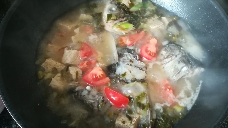 一学就会的,酸爽可口,驱寒暖胃的酸菜鱼头汤,加入西红柿