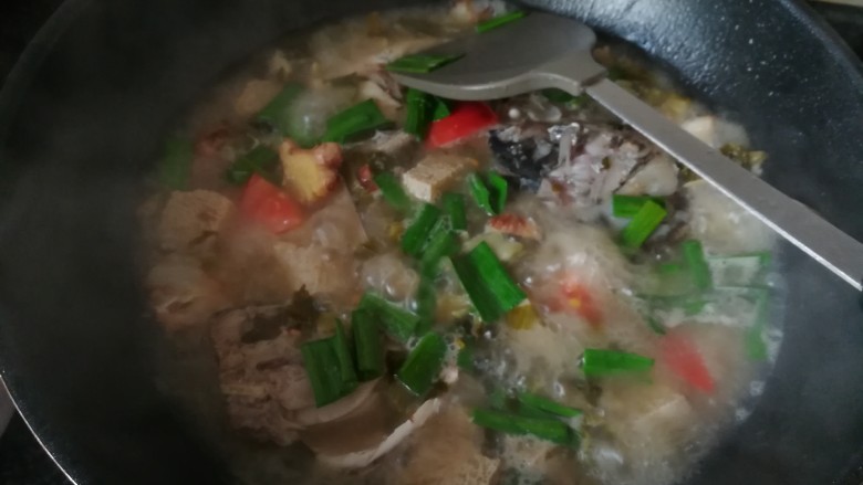一学就会的,酸爽可口,驱寒暖胃的酸菜鱼头汤,最后加入蒜叶,稍加翻动后,加入盐巴和味精,即可起锅。