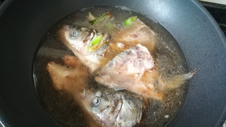 一学就会的,酸爽可口,驱寒暖胃的酸菜鱼头汤,等鱼头两边都煎过后,加开水焖煮。水一定要没过鱼,一次性加足加够。
据说加开水,会更白,加冷水效果较差。