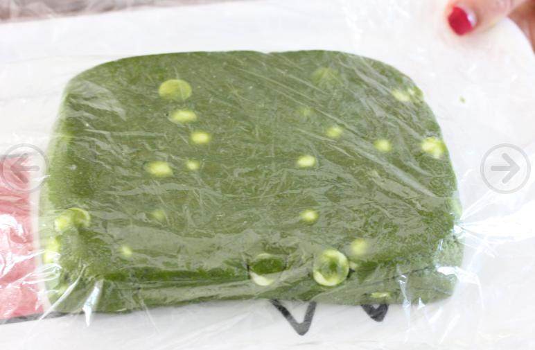酥粒抹茶豆乳蛋糕,裹上保鲜膜,放入冰x箱冷藏1~1.5个小时。