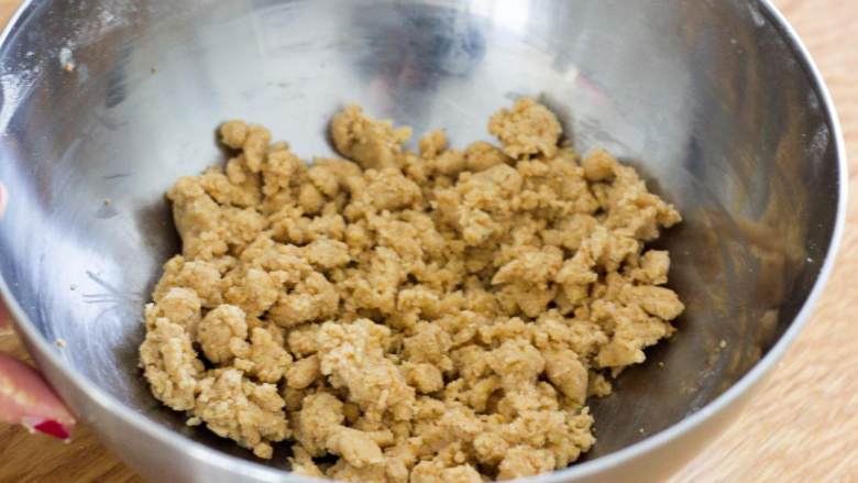 酥粒抹茶豆乳蛋糕,加入低粉、黄豆粉、<a style='color:red;display:inline-block;' href='/shicai/ 113461'>杏仁粉</a>,用手搓成酥粒,放入冰箱冷冻备用。