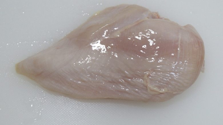 快手可乐饼,鸡胸脯肉洗净,切去脂肪撕去筋膜