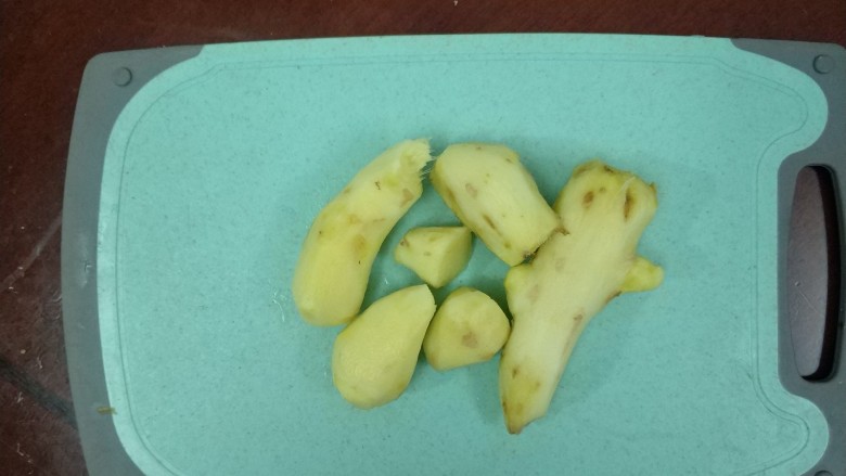 红枣姜膏,姜洗净削皮