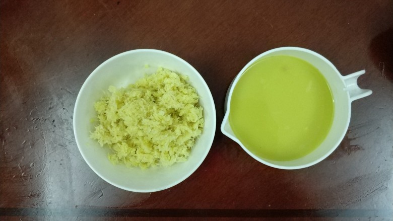 红枣姜膏,切好的姜片,用原汁机摇出姜汁和姜渣,如果家里没有原汁机的,把姜切碎即可