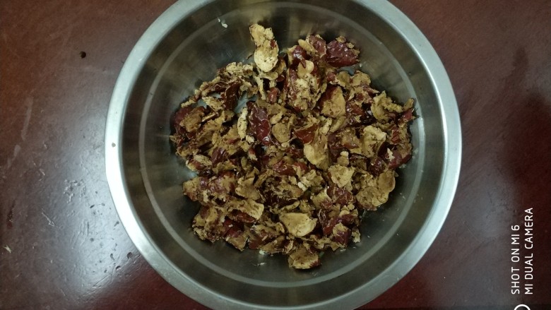 红枣姜膏,将红枣去核剪碎,用原汁机摇两次,如果没有原汁机,也可以把红枣切碎点。