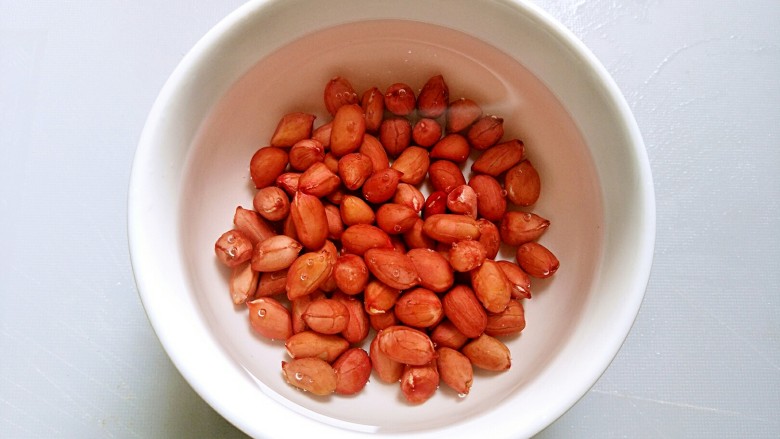 砂锅焖猪蹄,泡<a style='color:red;display:inline-block;' href='/shicai/ 664'>花生</a>