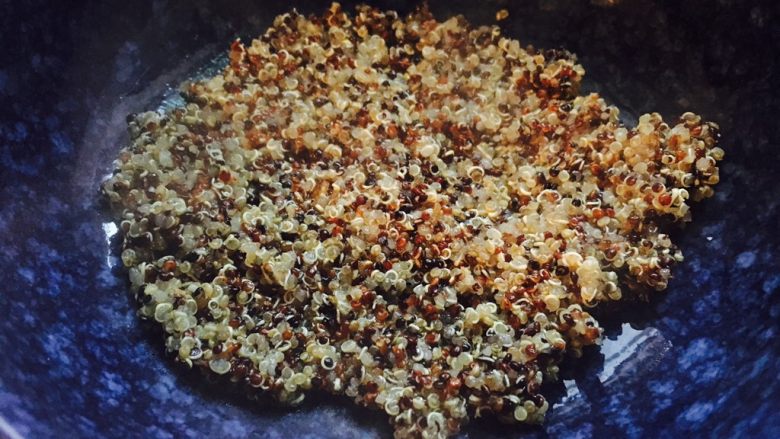 羽衣甘蓝藜麦帕玛火腿沙拉,锅中煮15分钟左右,放出晾凉。