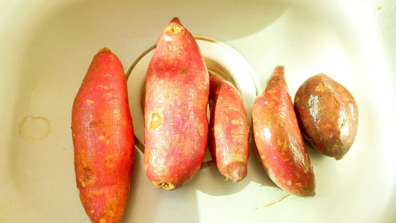 黄金紫薯面包,<a style='color:red;display:inline-block;' href='/shicai/ 2643'>紫薯</a>洗干净