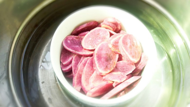 黄金紫薯面包,锅中放水，冷水下锅蒸熟