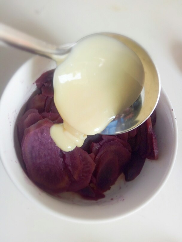 黄金紫薯面包,蒸熟端出来，放一勺<a style='color:red;display:inline-block;' href='/shicai/ 893'>炼乳</a>