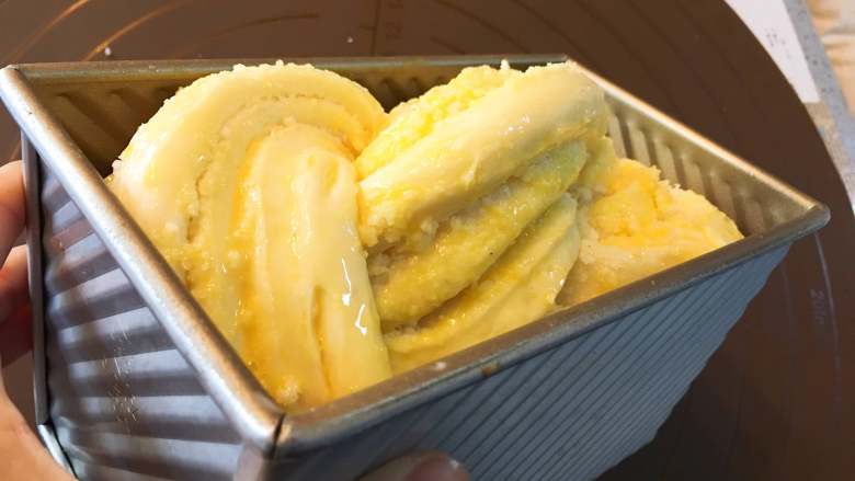 黃金椰蓉吐司,刷上雞蛋液,這樣烤製出來的成品油亮油亮的,很有食慾(可以蜂蜜水替)。