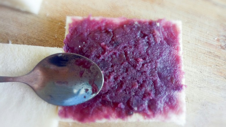 黄金紫薯面包,取一块面包片，抹上紫薯泥