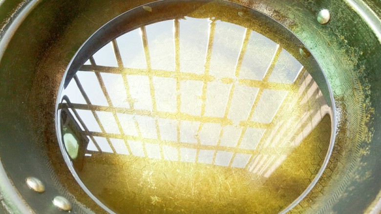 黄金紫薯面包,锅中放油