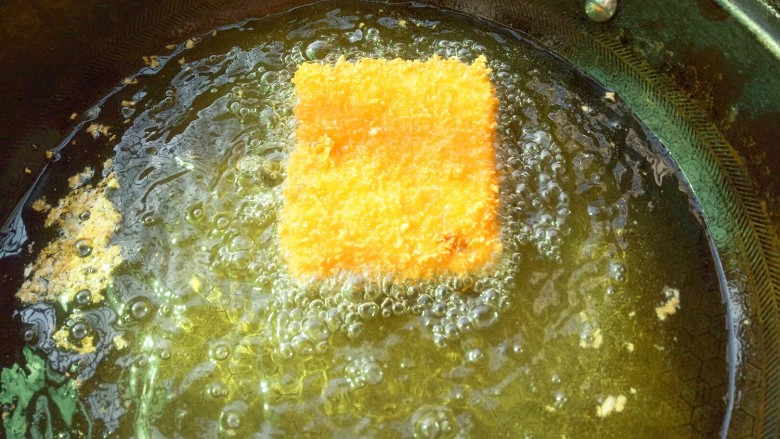 黄金紫薯面包,油温六七成热放入裹好面包糠的紫薯面包