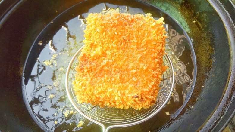 黄金紫薯面包,炸至金黄酥脆捞出