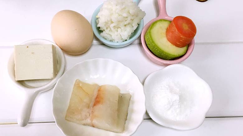宝宝辅食之鳕鱼蒸饭,准备所有食材

<a style='color:red;display:inline-block;' href='/shicai/ 507'>米饭</a>/30克

<a style='color:red;display:inline-block;' href='/shicai/ 351'>鳕鱼</a>/30克  <a style='color:red;display:inline-block;' href='/shicai/ 9'>鸡蛋</a>/1个

<a style='color:red;display:inline-block;' href='/shicai/ 465'>豆腐</a>/30克  <a style='color:red;display:inline-block;' href='/shicai/ 25'>胡萝卜</a>/15克

<a style='color:red;display:inline-block;' href='/shicai/ 66'>西葫芦</a>/15克  淀粉/5克


