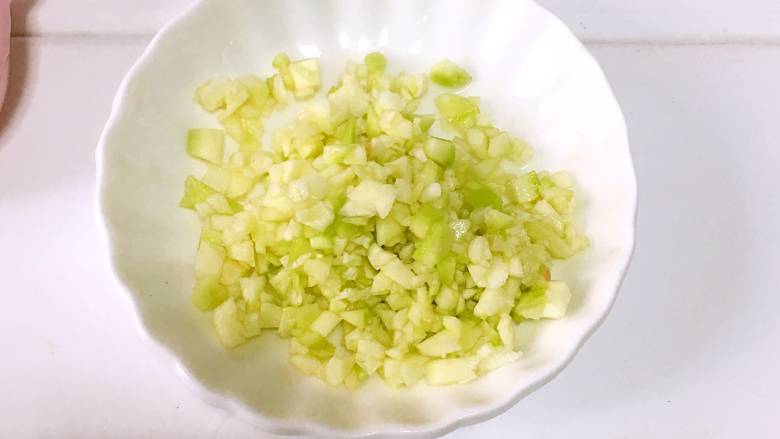 宝宝辅食之鳕鱼蒸饭,西葫芦洗净去皮切碎。
