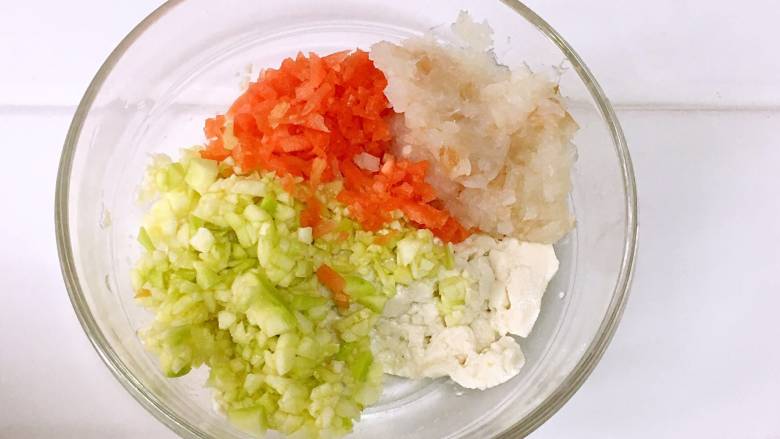 宝宝辅食之鳕鱼蒸饭,将以上准备好的食材装到一个容器里。
