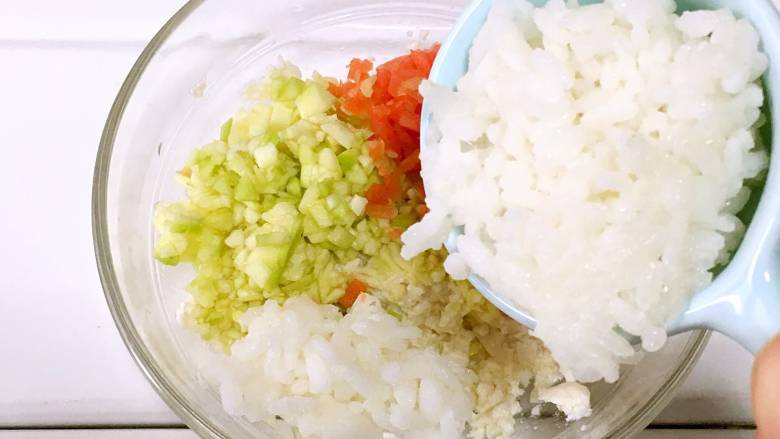 宝宝辅食之鳕鱼蒸饭,加入30克米饭。