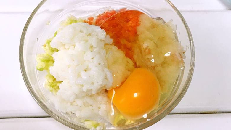 宝宝辅食之鳕鱼蒸饭,加入一个鸡蛋。
