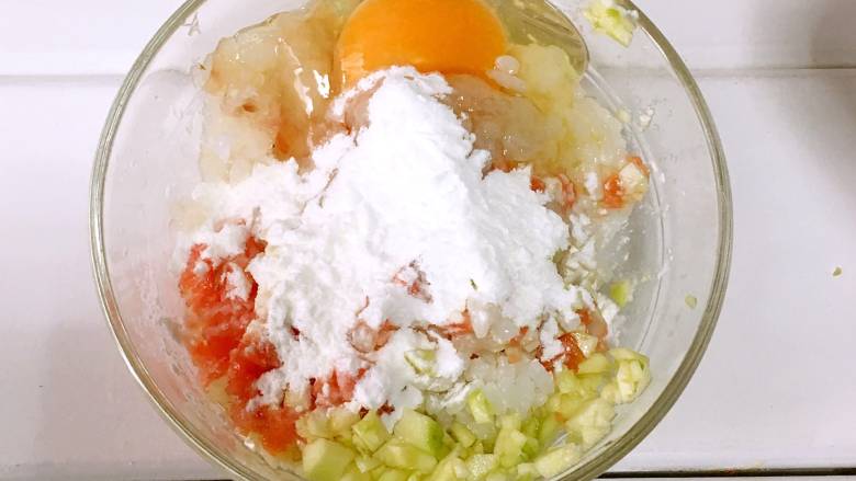 宝宝辅食之鳕鱼蒸饭,加入5克淀粉。搅拌均匀。满周岁宝宝可加少许盐调味。

