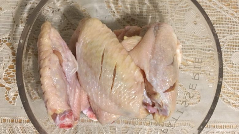 奥尔良烤鸡翅,<a style='color:red;display:inline-block;' href='/shicai/ 96'>鸡翅</a>解冻洗净
切花刀